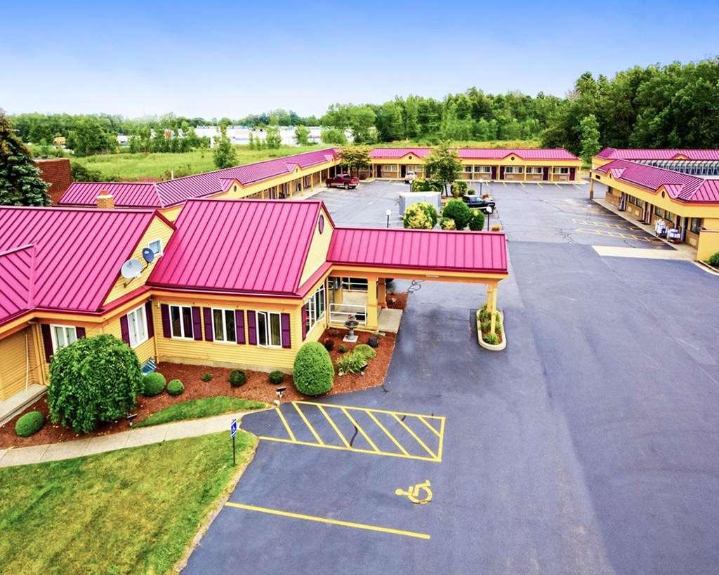Amherst Inn & Suites Exterior photo